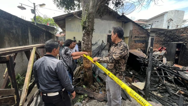 Polsek Siantar Barat Olah TKP Kebakaran Rumah di Jalan Madura Bawah - DigitalMediaPublic